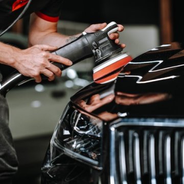 Dual action polisher on a black car